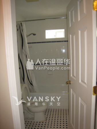 220701115923_bathroom with window.jpg